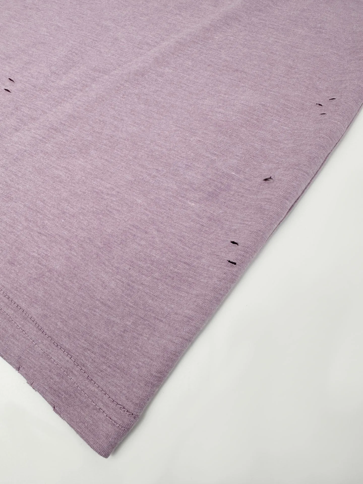 Acne Studio distressed logo fake two-piece long sleeves. Customized Arashi weft plain cotton. Delicate and soft. Moisturizing and skin-friendly. Fog purple mist covers the body. Soft and hazy matte feeling. Spreads the unique cool and relaxed charm of Retro deconstruction. The neat round neck is simple and restrained. The layered structure skillfully creates fake two-piece layers. The three-dimensional look of short sleeves stacked on long sleeves is naturally revealed in silence. The chest is embellished with the seasonal denim-style rivet logo. The Retro imprint is dimly deposited on the fabric. The body is staggered with frayed holes and stretches casually. The original texture of the deconstructed fabric. The loose shoulder silhouette is relaxed and relaxed. The cool and deconstructed Nordic aesthetics are integrated into daily clothing. The avant-garde quiet luxury style of alienation and restraint is demonstrated. Process 1: Using glue printing. The chest printing has been revised three times with the film screen. Use glue liquid paint to print the pattern on the fabric. Bake the fabric to fix the printing pattern. Process 2: Many parts of the body of the garment are worn by pure artificial regular positioning and manual brushing to add texture and depth to the surface of the garment to imitate the texture of natural wear and tear. Process 3: The fabrics are fermented and washed for a better hand feel. Not easy to deform, not easy to shrink, not easy to fade, and maintain long-term beauty. Accessories: Customized 1:1 Acne trademark. Version: Loose version. Size: S M L XL. Style number: CC 7031.